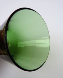 Groen mondgeblazen wijnglas met knoop