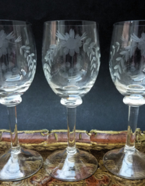 Kristallen dessert wijnglazen met bloem guirlande gravure