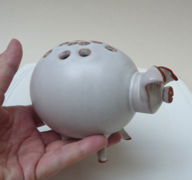 Studio pottery droogbloemsteker Varkentje