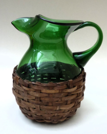 Empoli Verde Mid Century groen glazen waterkan in gevlochten mand
