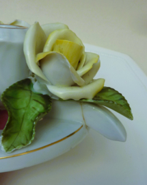 Herend porseleinen kandelaar met pastelgele rozen