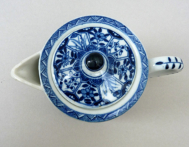 Antique Dutch blue and white Long Eliza chinoiserie porcelain lidded creamer