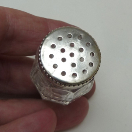 Kristallen zoutvaatje met zilveren dop