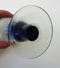 Landelijk wijnglas op blauwe voet