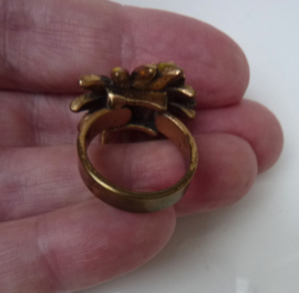 Pilgrim Denmark goudkleurige ring met emaille bloemen