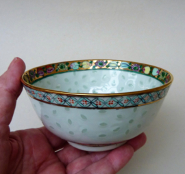 Rose medallion Wanyu rice grain porcelain bowl