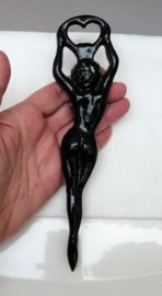 Vintage zwarte metalen pin up flesopener