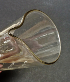 Antieke glazen maatcilinder met tuit