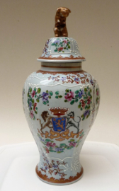 Edme Samson Paris Chinoiserie armorial porcelain lidded vase