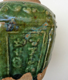 Chinese groen geglazuurde Shiwan gemberpot met Chinese karakters