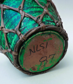 Groene Studio Pottery vaas in rotan frame