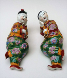 Een paar Chinese Qing Famille Rose porseleinen beeldjes opiumrokers