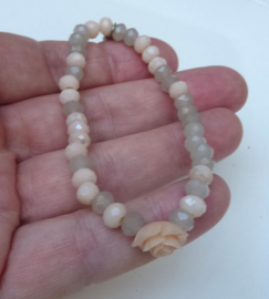 Biba armband roze en grijze facetkralen en roosje