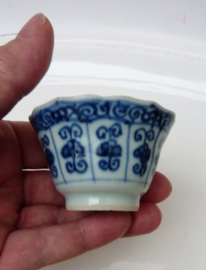 Een paar Kangxi blauw wit porseleinen kommetjes