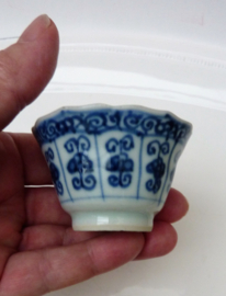 A pair Kangxi porcelain tea bowls