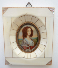 Miniatuur portret jonge vrouw 19e eeuw