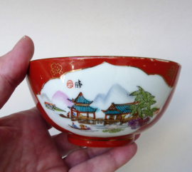 Chinese vintage rode porseleinen kom met landschap en kalligrafie