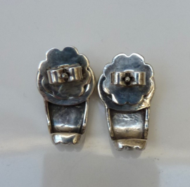 Zilveren oorstekers met aquablauwe spinel