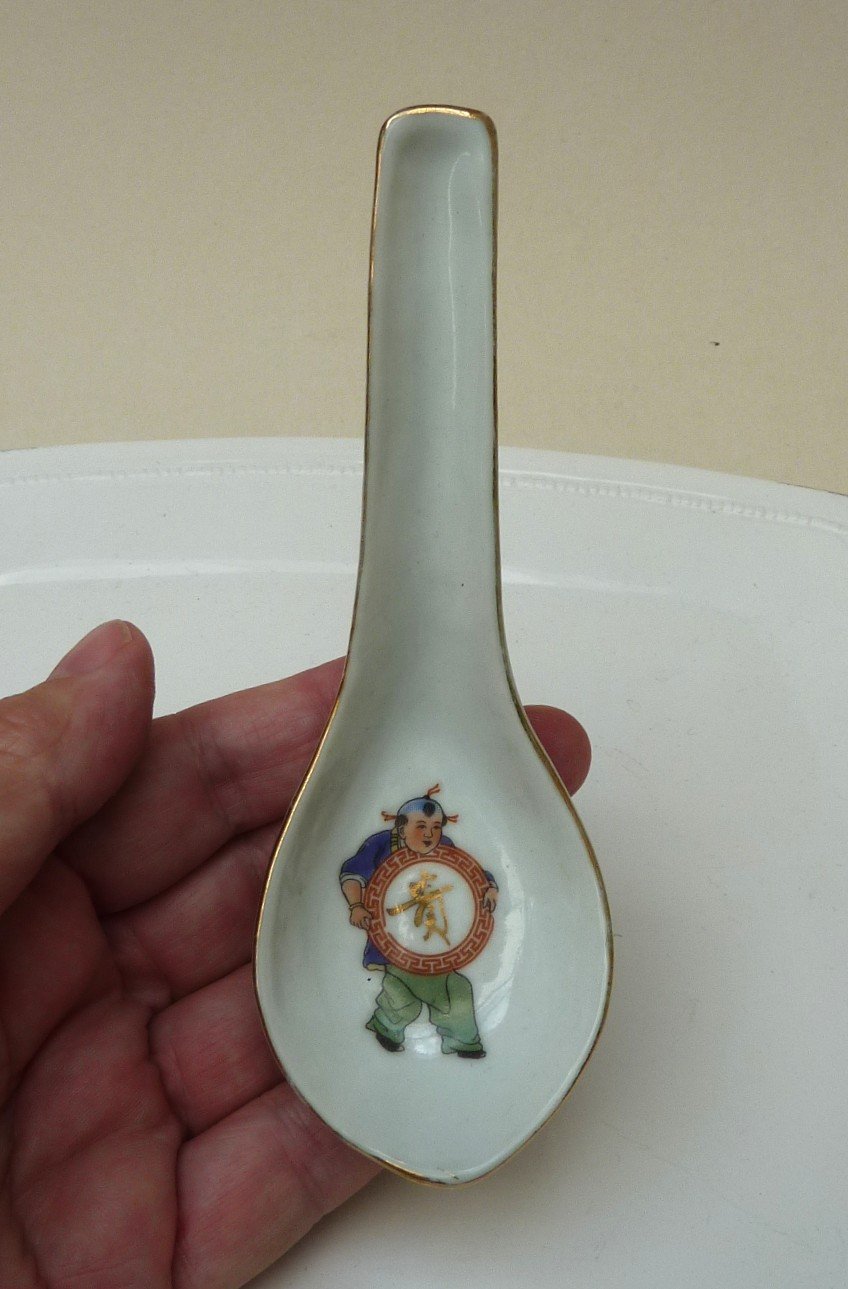 Liling porcelain spoon with boy and medallion