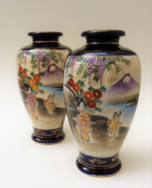 Een paar Meiji Satsuma Gosu Cobalt Blue vazen