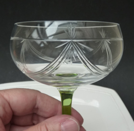 Jugendstil geslepen kristallen champagne glazen op groene voet
