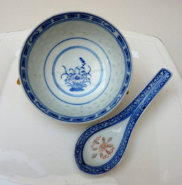 Vintage Chinese Wanyu rice grain porcelain bowl with spoon 1960