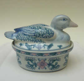 Chinees porseleinen Eend terrine met groen blauw roze decor