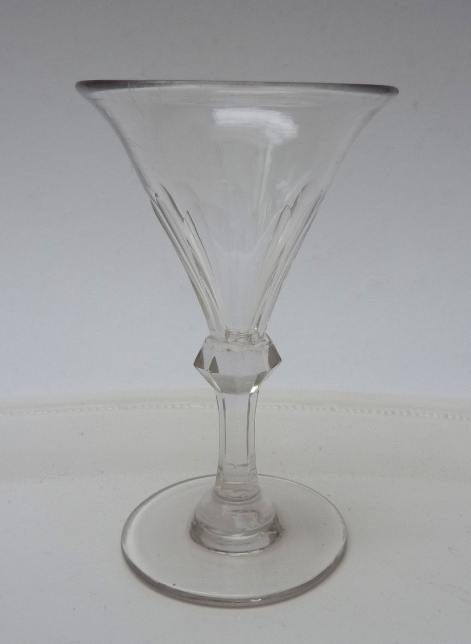 Jenever Gin glas met enkele facetgeslepen knoop 19e eeuw