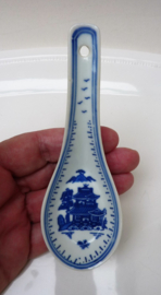 Chinese blauw wit porseleinen lepel met pagode