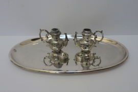 Silver plated pepper en salt shaker shaped like tea pots