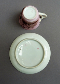 Lichtroze porseleinen demitasse kop en schotel Wintertafereel