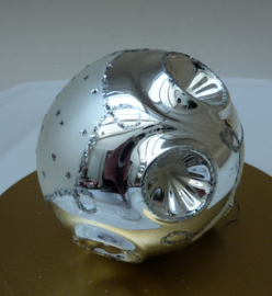 Space Age zilveren kerstbal met deuken 7 cm