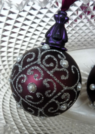 Druifrode kerstbal met pareldecoratie 6 cm
