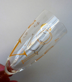 Een paar Veuve Cliquot Ponsardin Alphabet champagne flutes