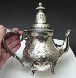 Verzilverde Arabische theepot
