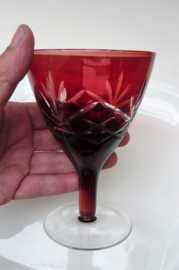 Een paar Mid Century Boheemse robijnrode cut to clear geslepen wijnglazen