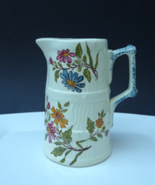 Creamware melkkannetje met veldbloemen