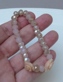 Biba armband roze facetkralen en roosjes