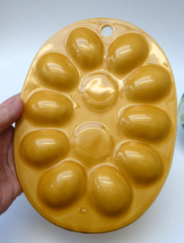 Schaal voor gevulde eieren met peper en zout vaatjes