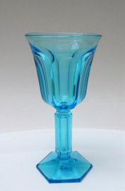 Turquoise geslepen kristallen wijnglas vroeg 20ste eeuw