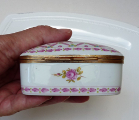 Porcelaine de Paris trinket box