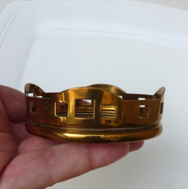 Een paar Art Deco kristallen glasonderzetters in messing frame