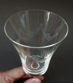 Kristallen wijnglazen met guirlande gravure