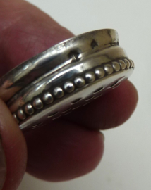 Kristallen zoutvaatje met zilveren dop