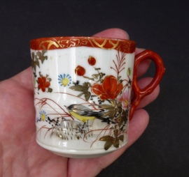 Een paar Japanse Taisho Kutani ware demitasse kop en schotels