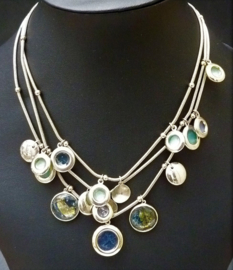 Goudkleurige ketting met aquablauwe steentjes