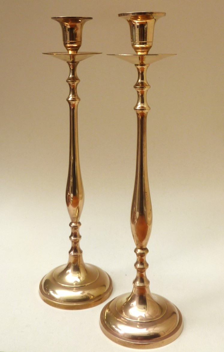 Een paar messing kandelaars 35 cm