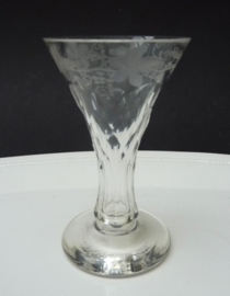 Facetgeslepen toost glas met holle steel en wijnrank gravure 18e eeuw