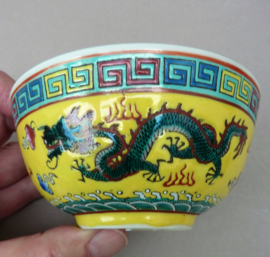 Chinese gele porseleinen draken rijstkom met lepel 1950