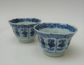 A pair Kangxi porcelain tea bowls